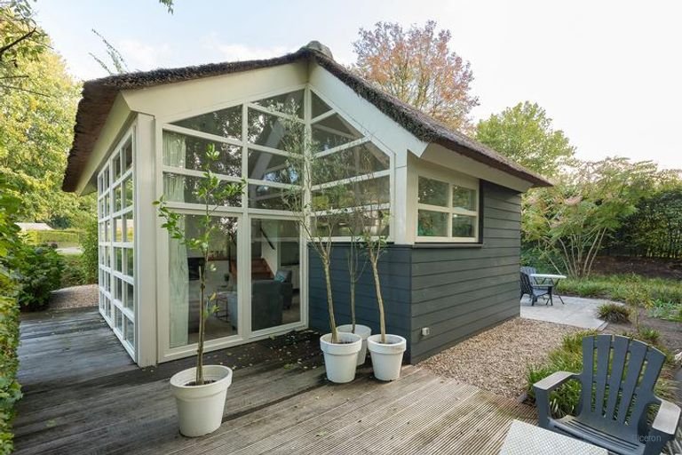 Detached villa with large garden - Image 4