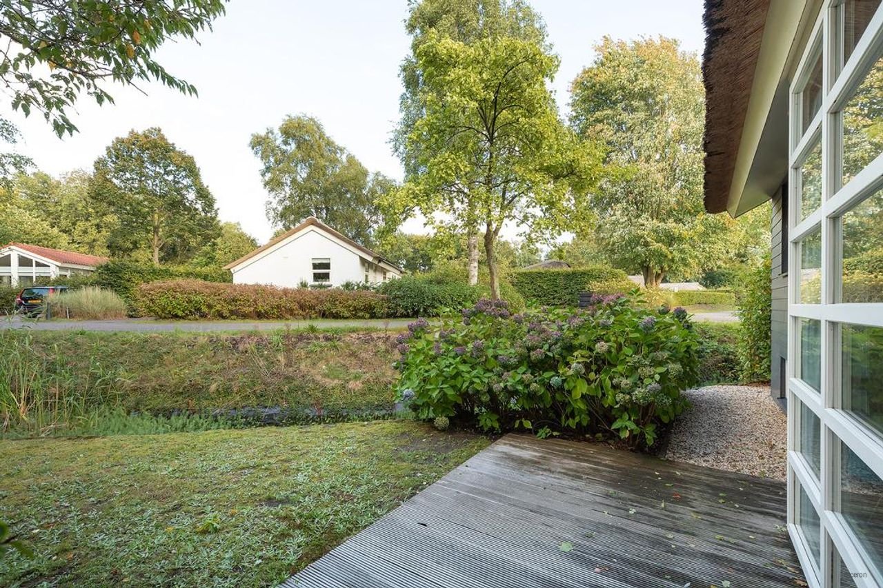 Detached villa with large garden - Image 28