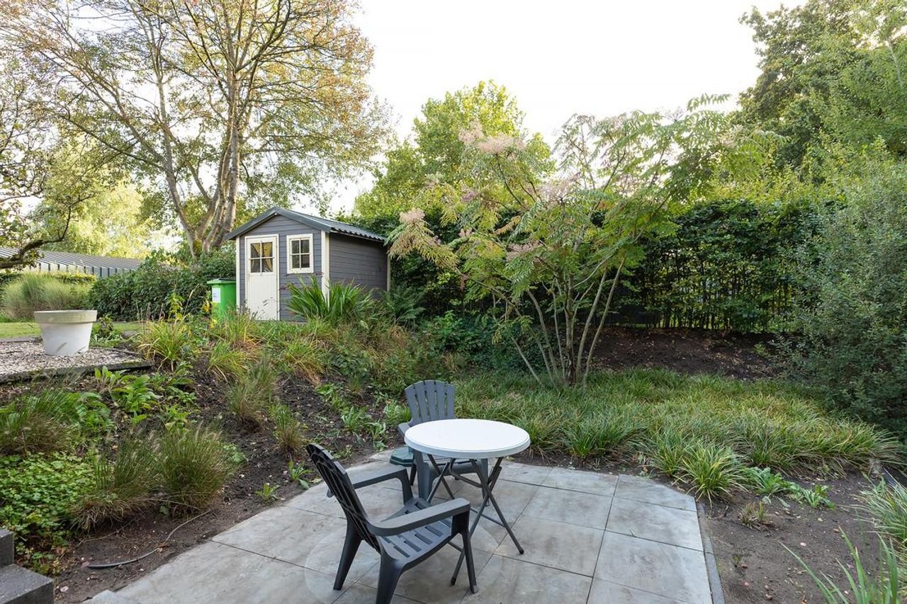 Detached villa with large garden - Image 31