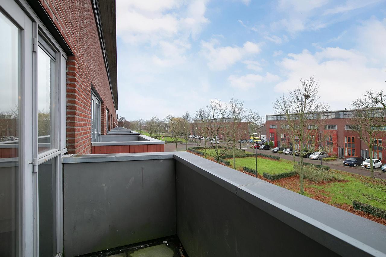 Energy-Efficient 2-Bedroom Apartment in Amsterdam - Image 9