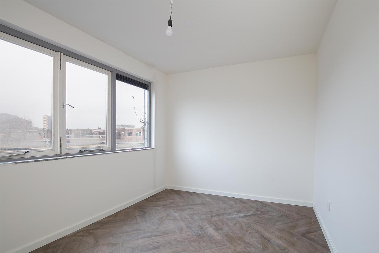 Energy-Efficient 2-Bedroom Apartment in Amsterdam - Image 12