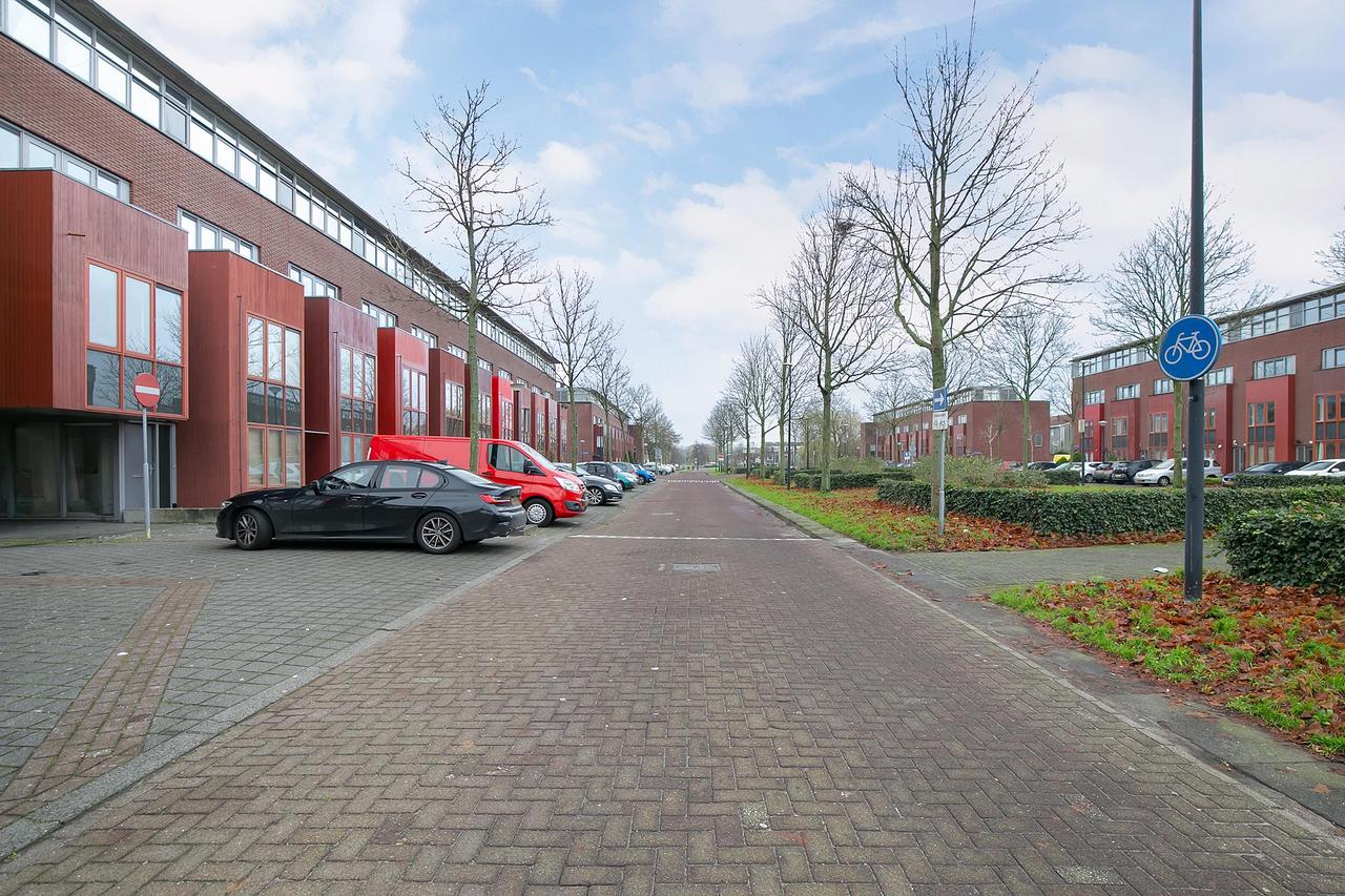 Energy-Efficient 2-Bedroom Apartment in Amsterdam - Image 13