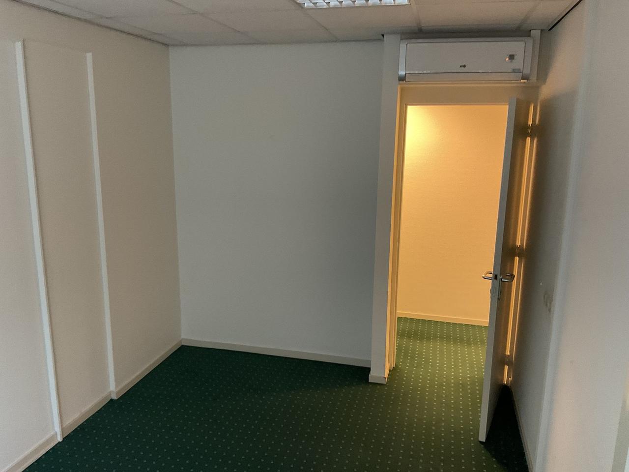 Room in Nieuwegein next to shops - Image 9