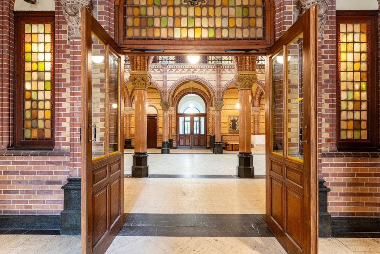 Modern living in the monumental Canisiushof - Image 13