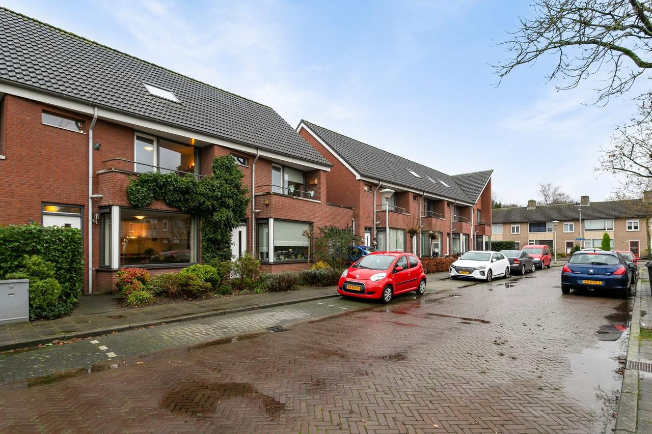 Spacious 4-bedroom family home near ISE - Image 1