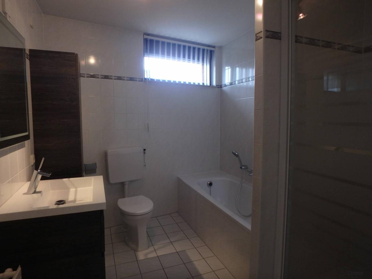 Spacious 4-bedroom family home near ISE - Image 12