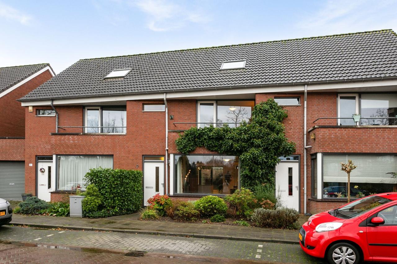 Spacious 4-bedroom family home near ISE - Image 2