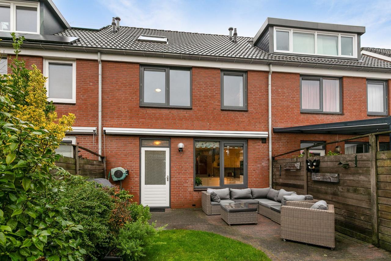 Spacious 4-bedroom family home near ISE - Image 3