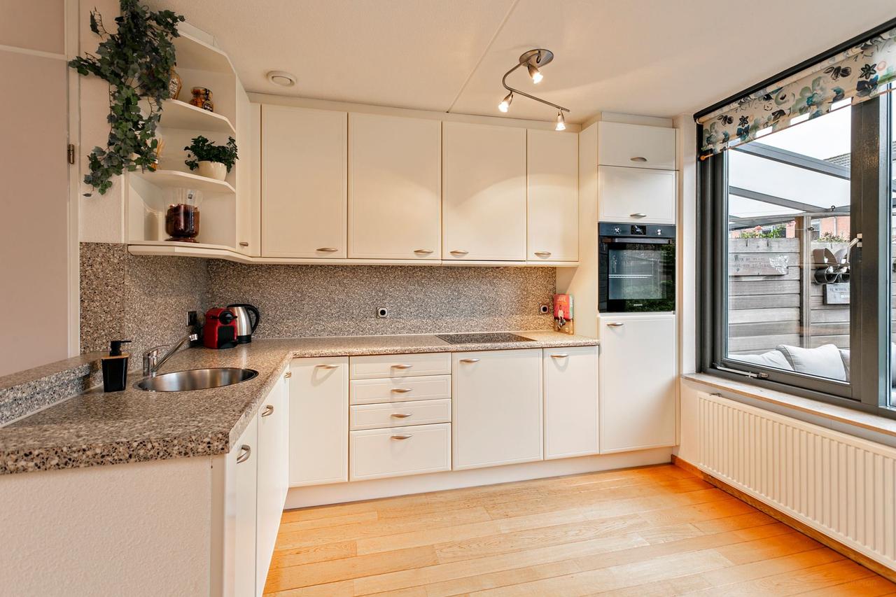 Spacious 4-bedroom family home near ISE - Image 7