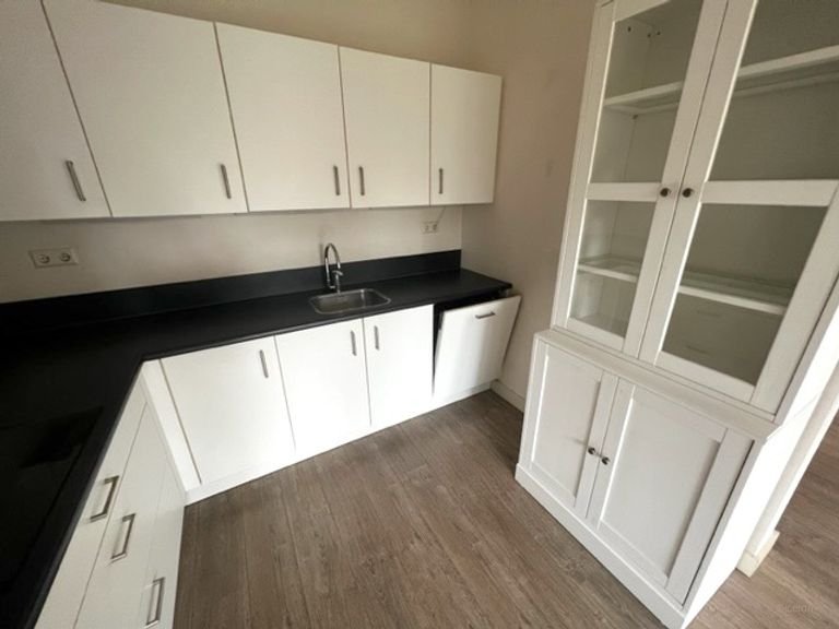 Apartment with south-facing balcony on Alverna - Image 10