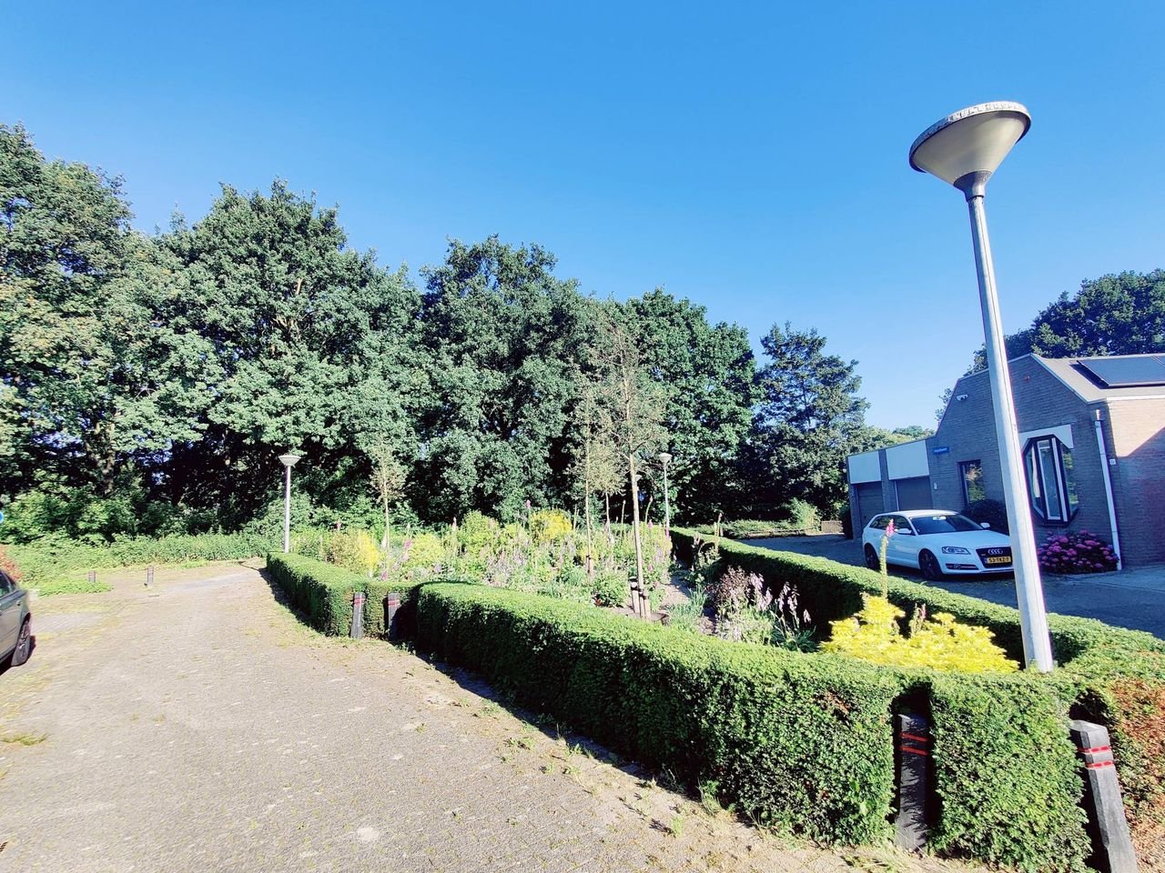 Huis met eigen oprit nabij Biarritzplein - Afbeelding 1