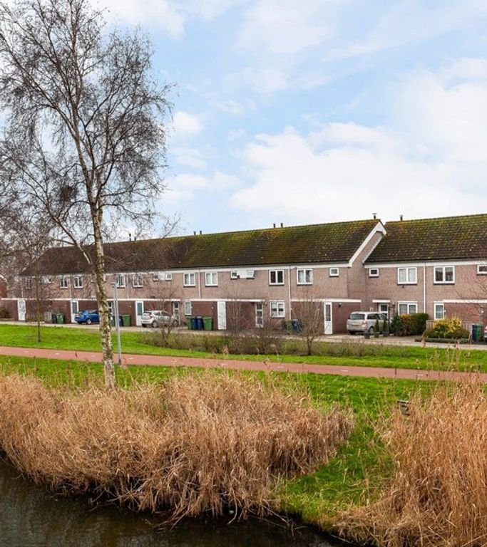 Family home with private parking space - Image 4