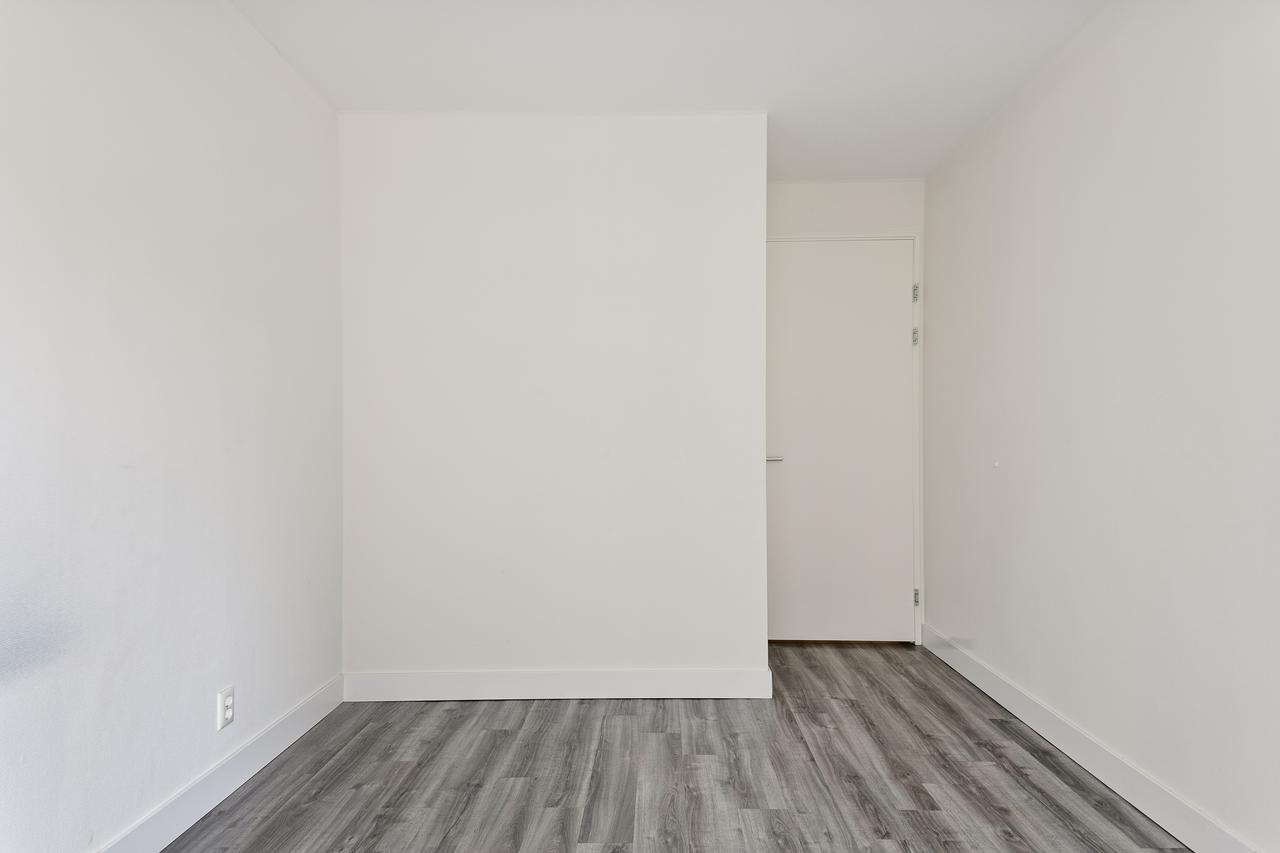 2-bedroom apartment with balcony near HS - Image 7