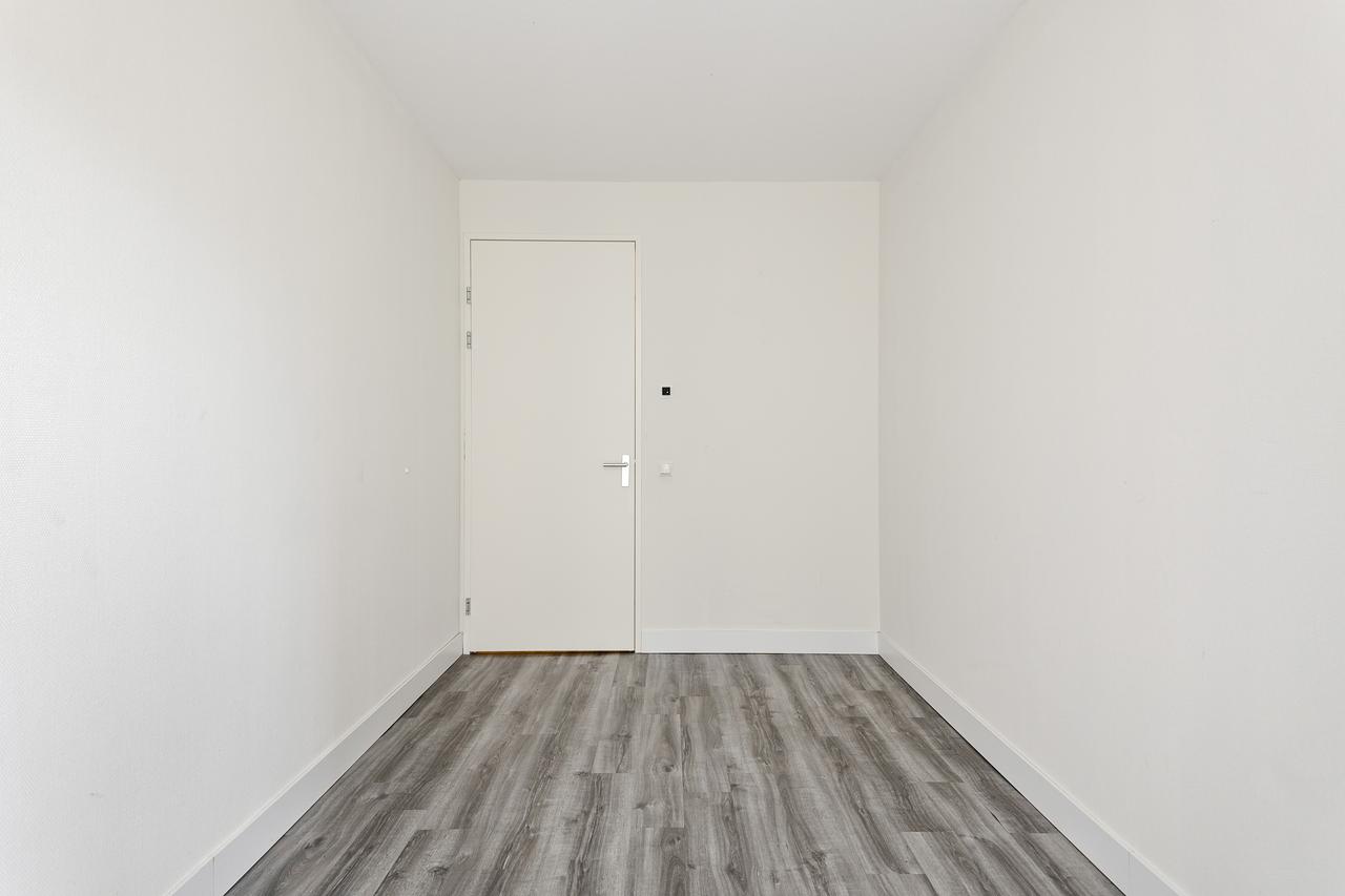 2-bedroom apartment with balcony near HS - Image 5