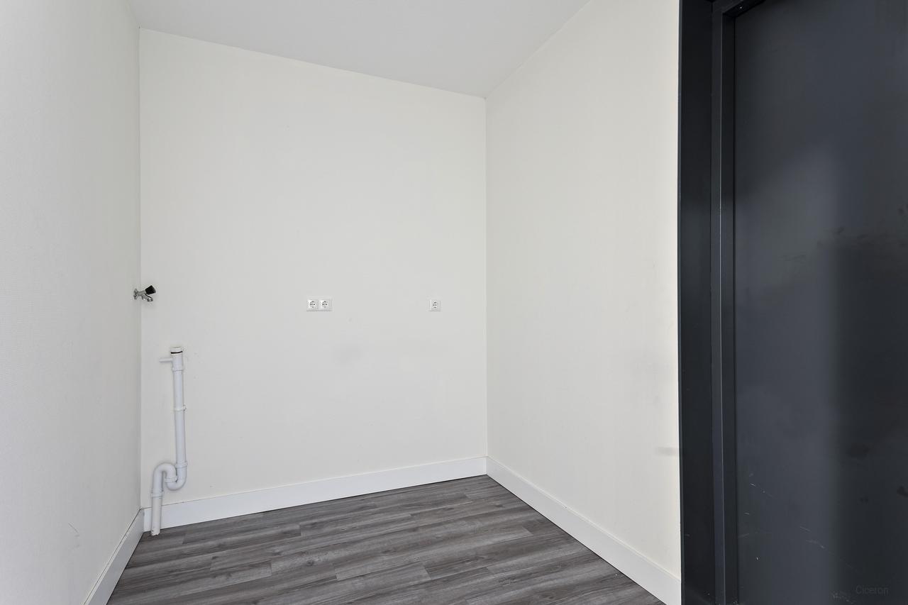 2-bedroom apartment with balcony near HS - Image 9