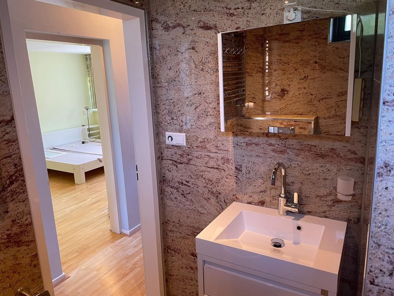 Spacious house with garden and roof terrace - Image 27