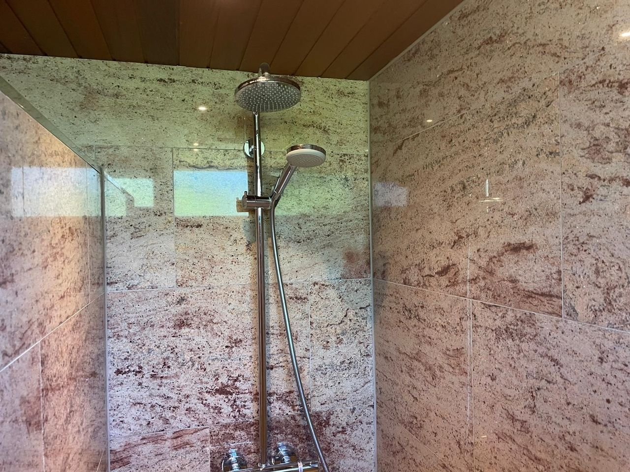 Spacious house with garden and roof terrace - Image 31