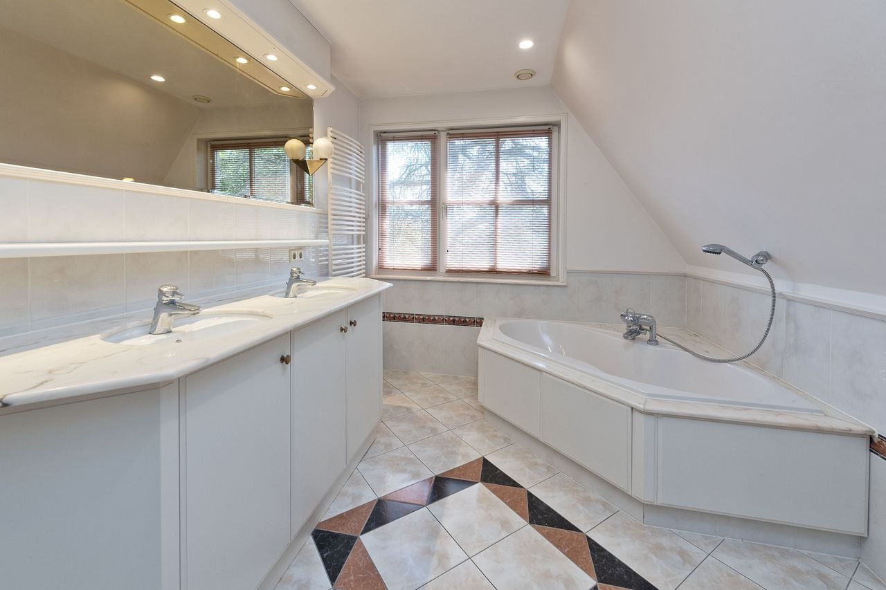 Detached villa with garage in Aalsmeer - Image 11