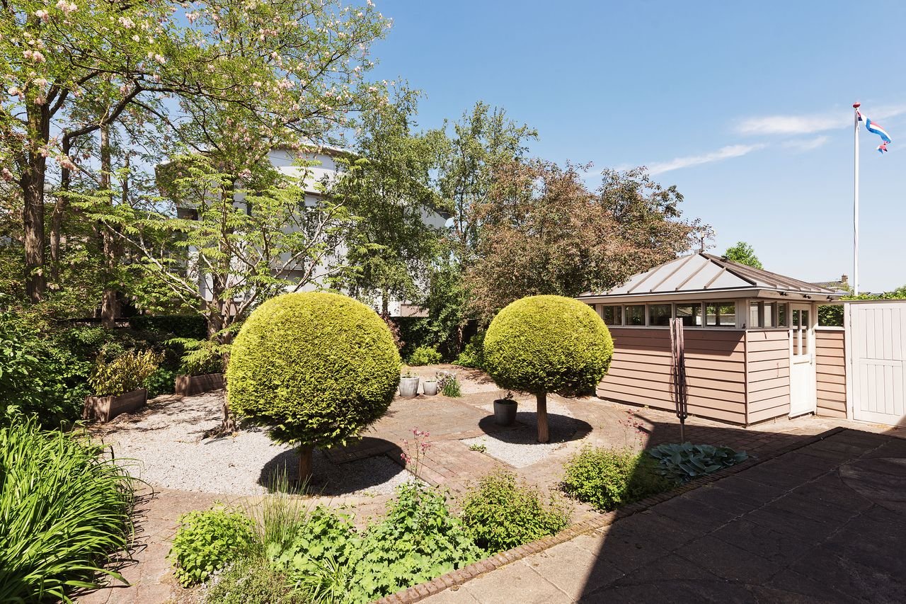 Detached villa with garage in Aalsmeer - Image 2