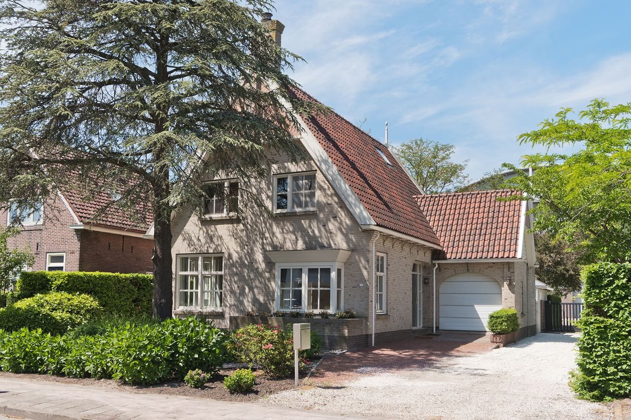 Detached villa with garage in Aalsmeer - Image 1