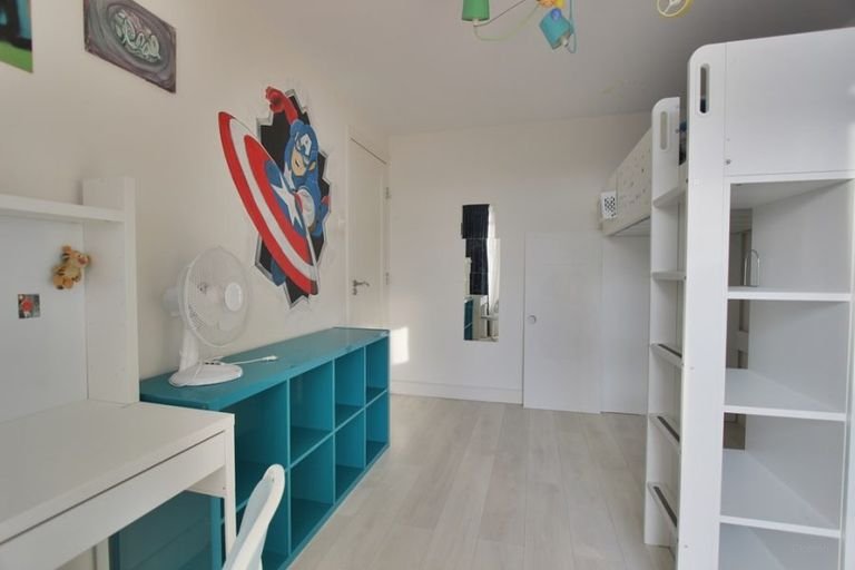 Royaal drive-in huis met 4 balkons en parking - Afbeelding 27