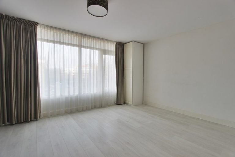 Royaal drive-in huis met 4 balkons en parking - Afbeelding 11