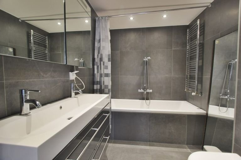 Royaal drive-in huis met 4 balkons en parking - Afbeelding 15