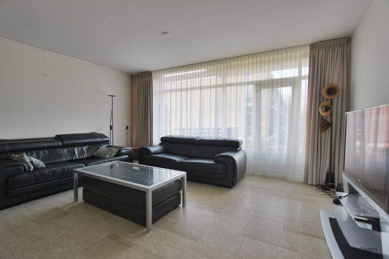 Royaal drive-in huis met 4 balkons en parking - Afbeelding 5