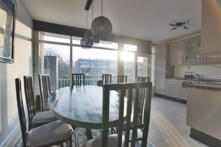 Royaal drive-in huis met 4 balkons en parking - Afbeelding 6