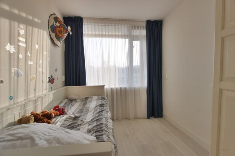 Royaal drive-in huis met 4 balkons en parking - Afbeelding 23