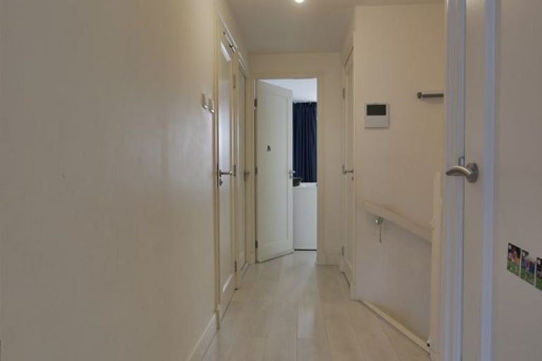 Royaal drive-in huis met 4 balkons en parking - Afbeelding 18