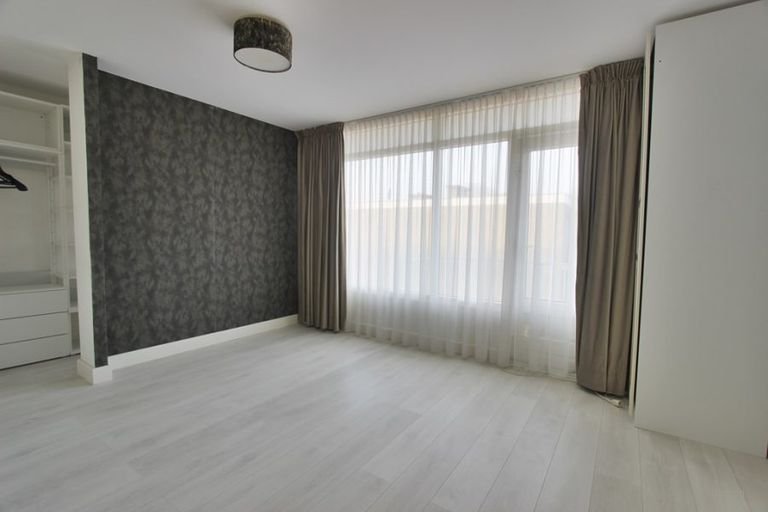 Royaal drive-in huis met 4 balkons en parking - Afbeelding 12