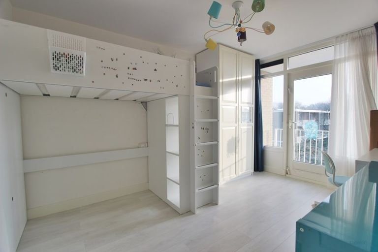 Royaal drive-in huis met 4 balkons en parking - Afbeelding 24