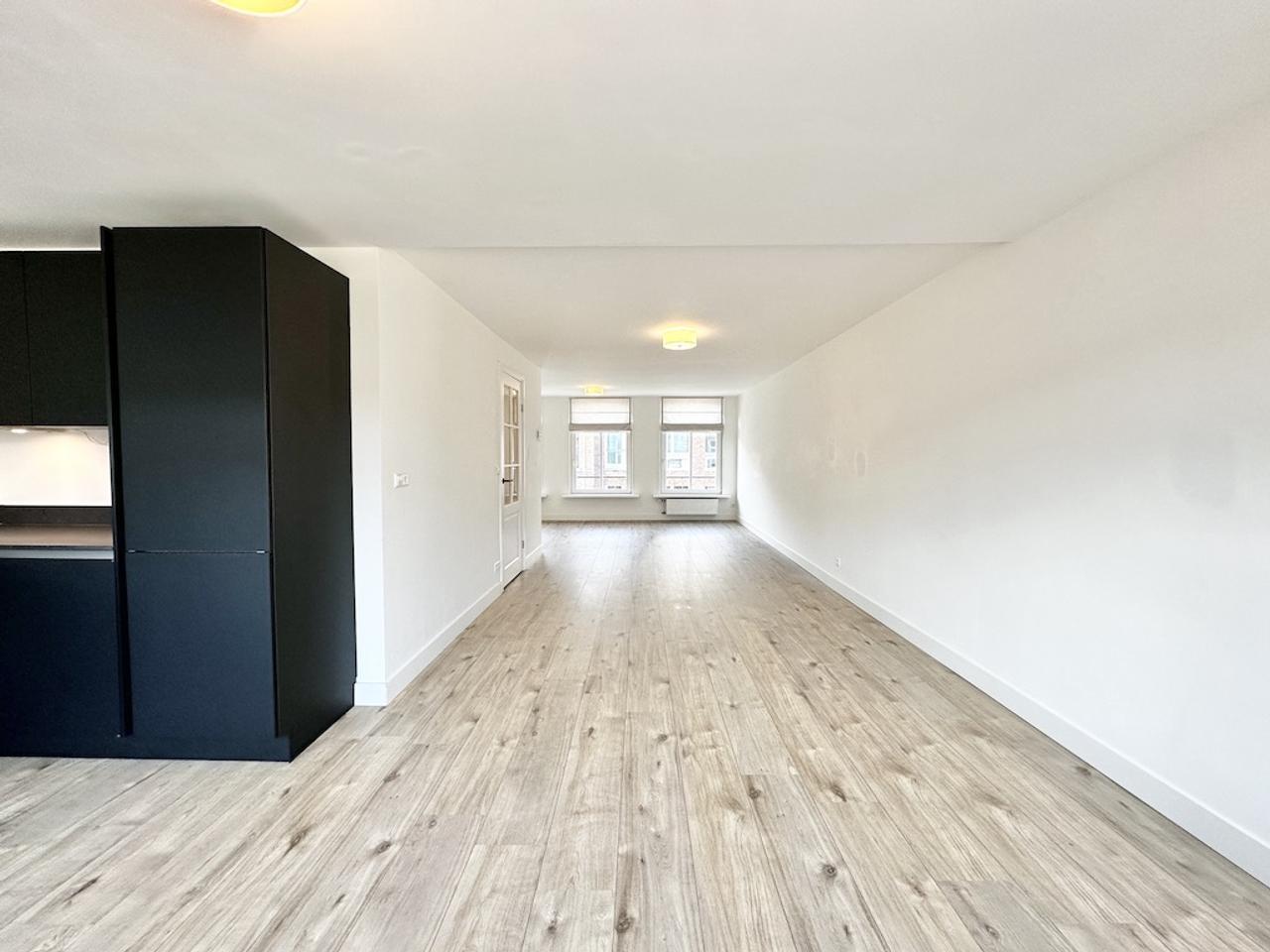 Dual-level living with balcony in De Pijp - Image 1