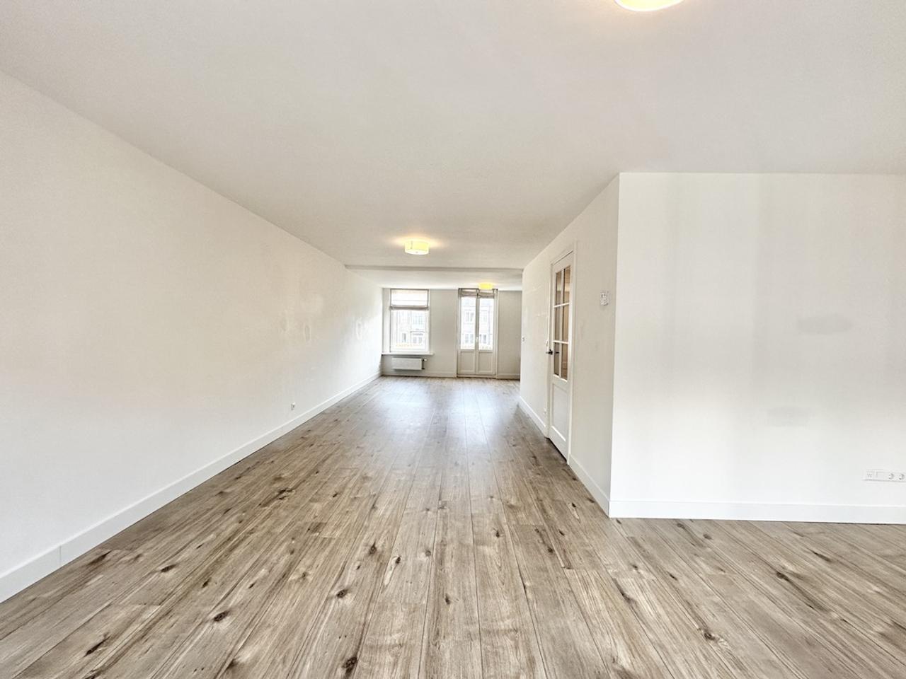 Dual-level living with balcony in De Pijp - Image 3