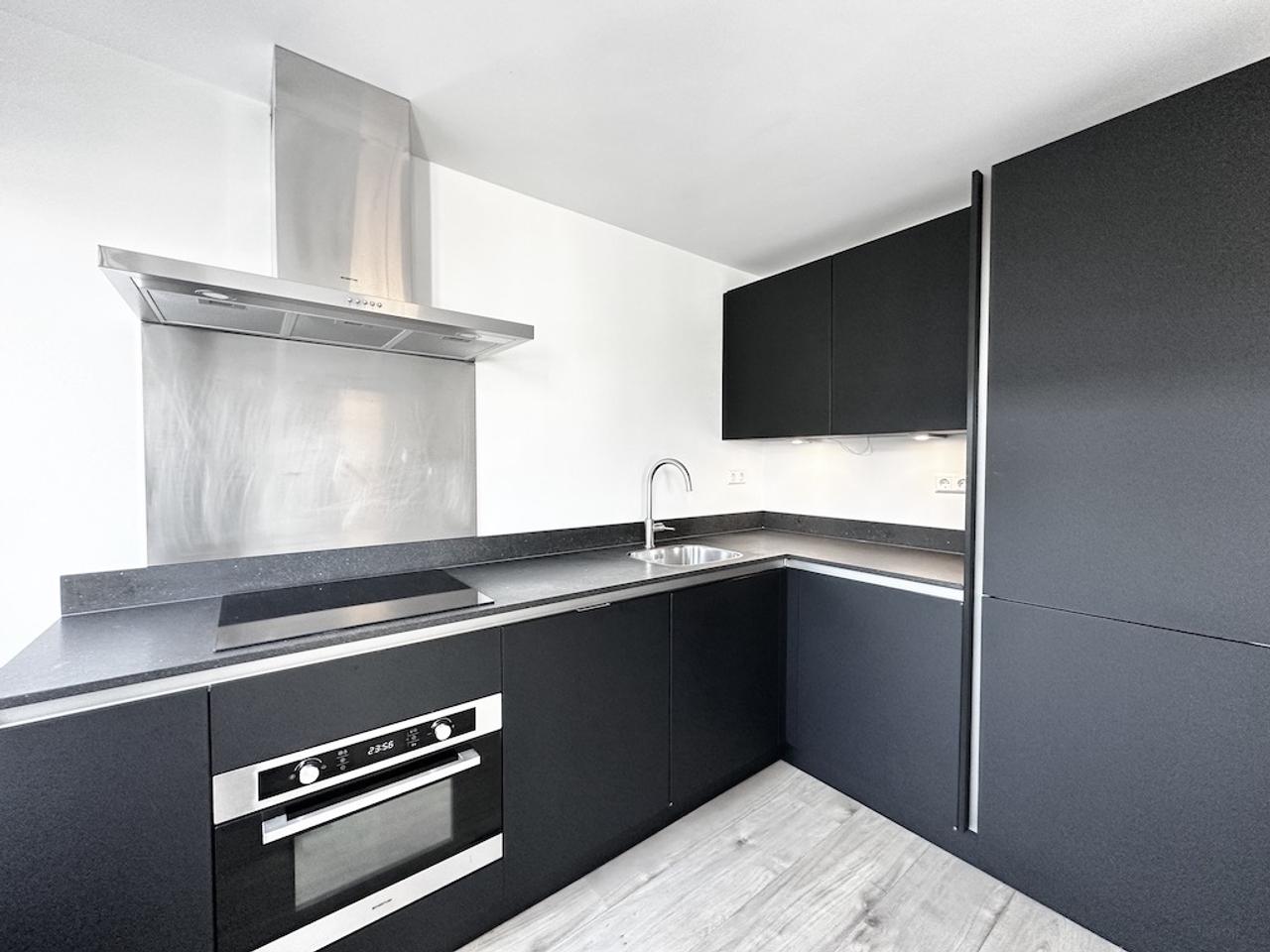 Dual-level living with balcony in De Pijp - Image 4