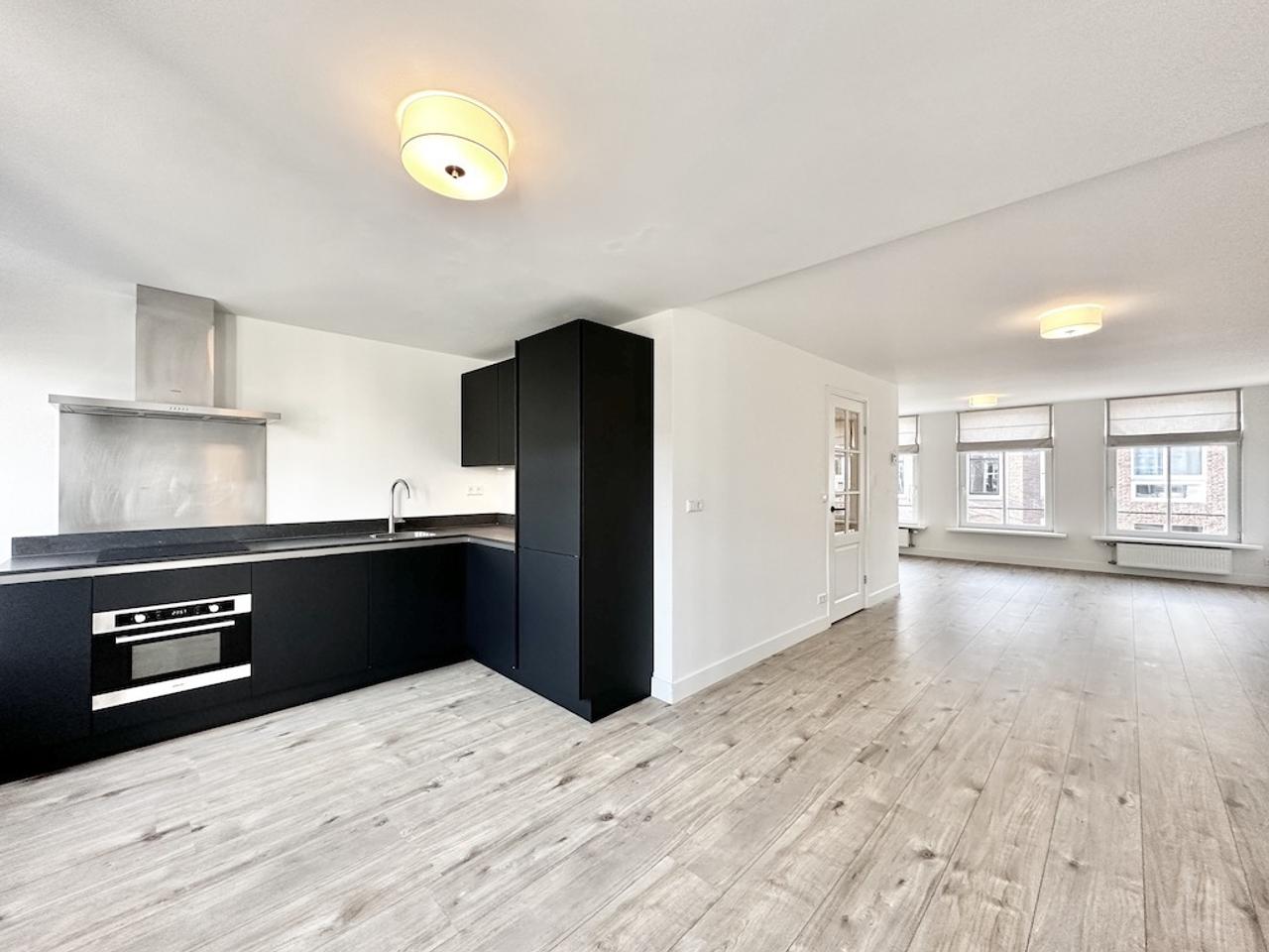 Dual-level living with balcony in De Pijp - Image 5