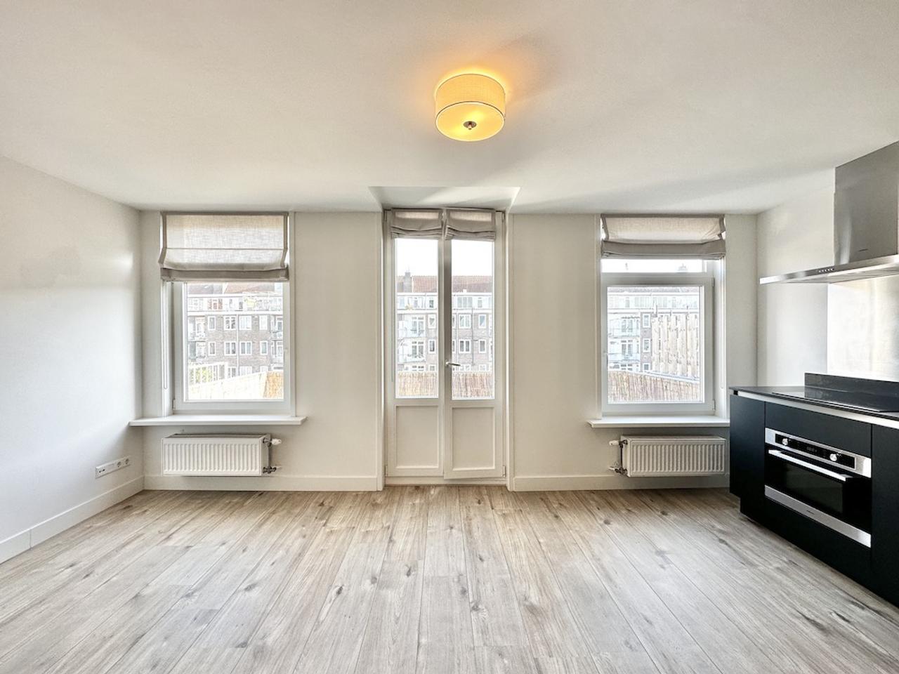 Dual-level living with balcony in De Pijp - Image 6