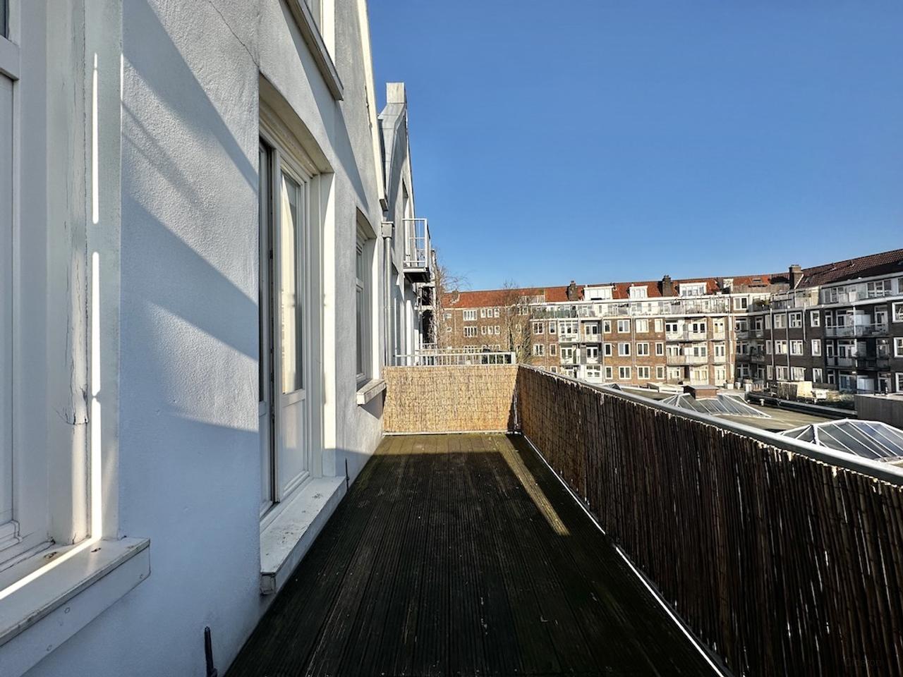 Dual-level living with balcony in De Pijp - Image 7