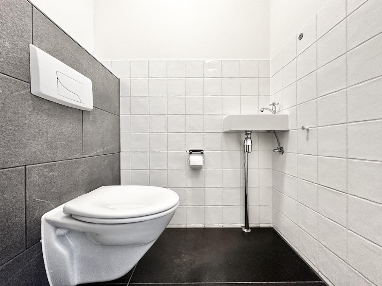Dual-level living with balcony in De Pijp - Image 8