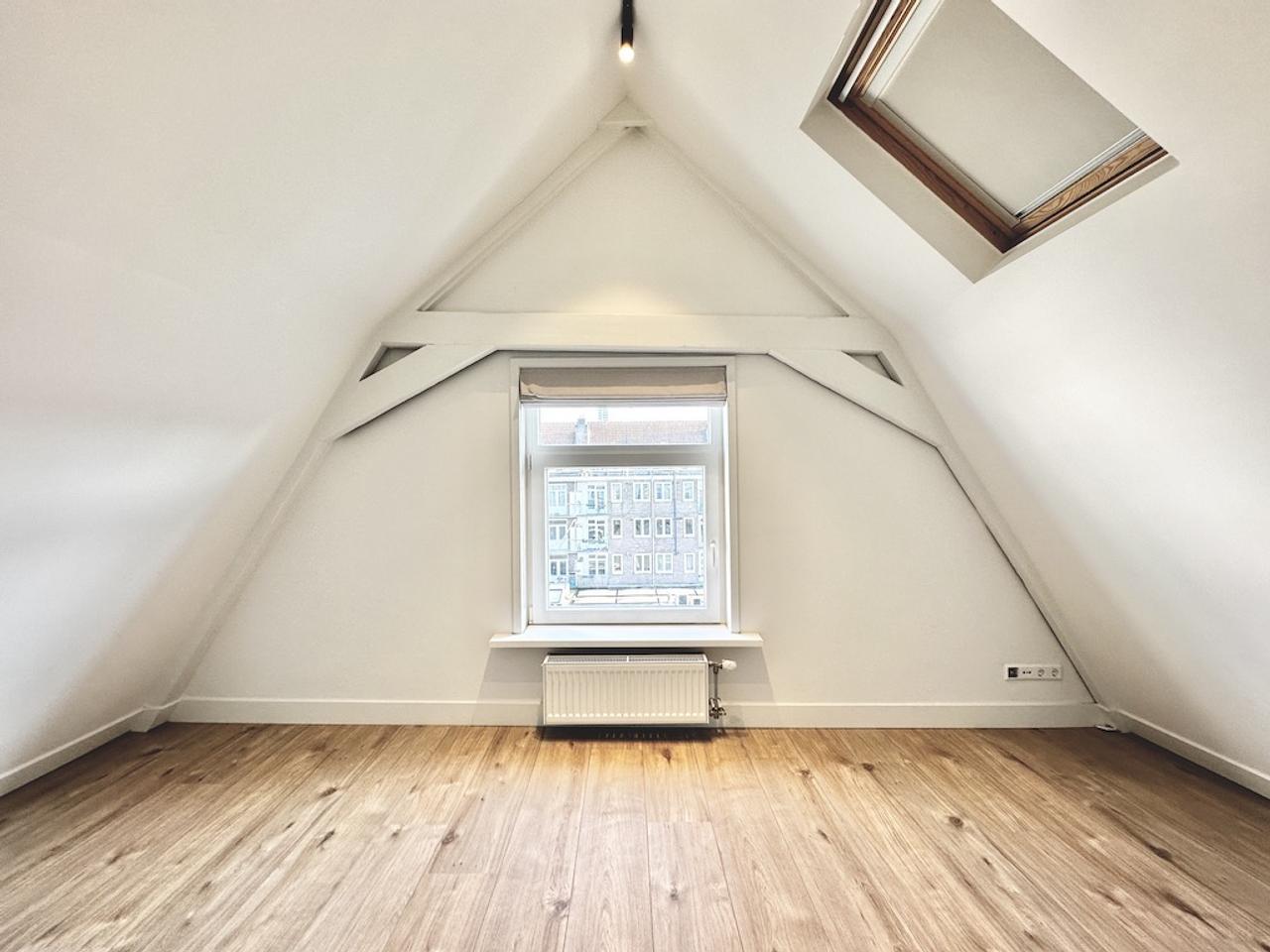 Dual-level living with balcony in De Pijp - Image 9