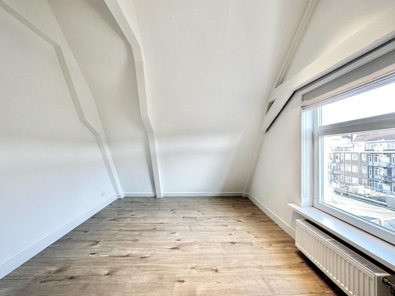 Dual-level living with balcony in De Pijp - Image 10