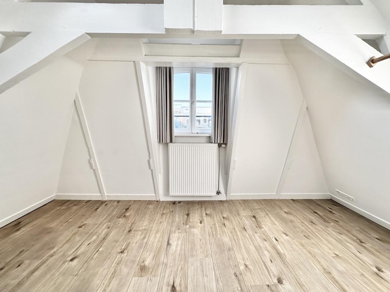 Dual-level living with balcony in De Pijp - Image 11