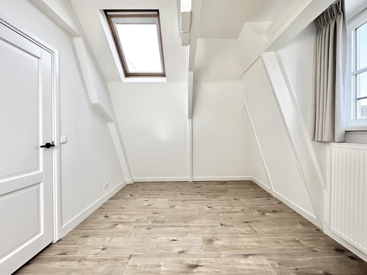 Dual-level living with balcony in De Pijp - Image 12