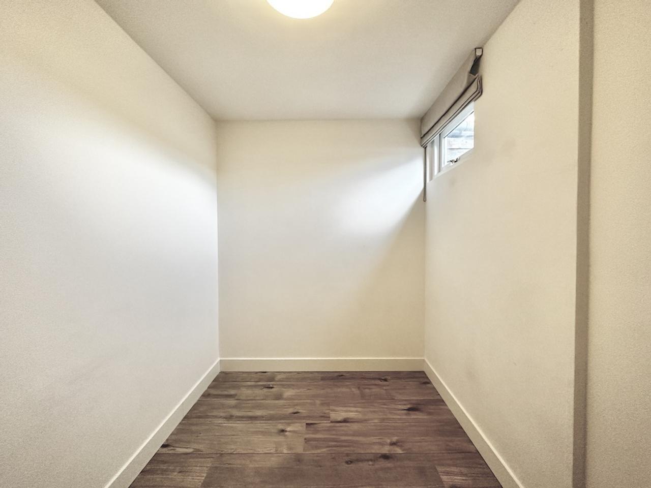 Dual-level living with balcony in De Pijp - Image 13