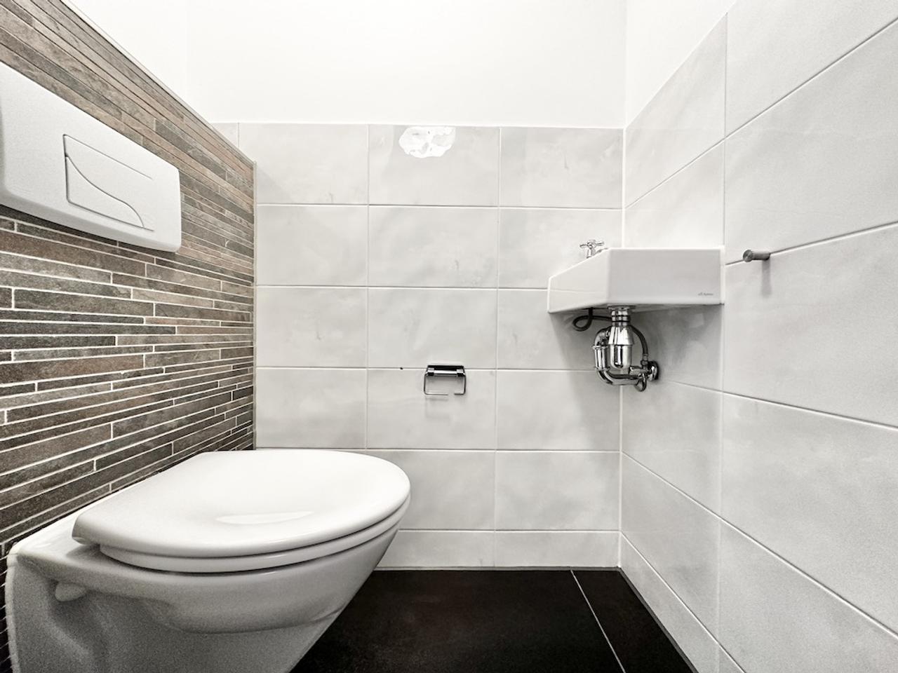 Dual-level living with balcony in De Pijp - Image 15