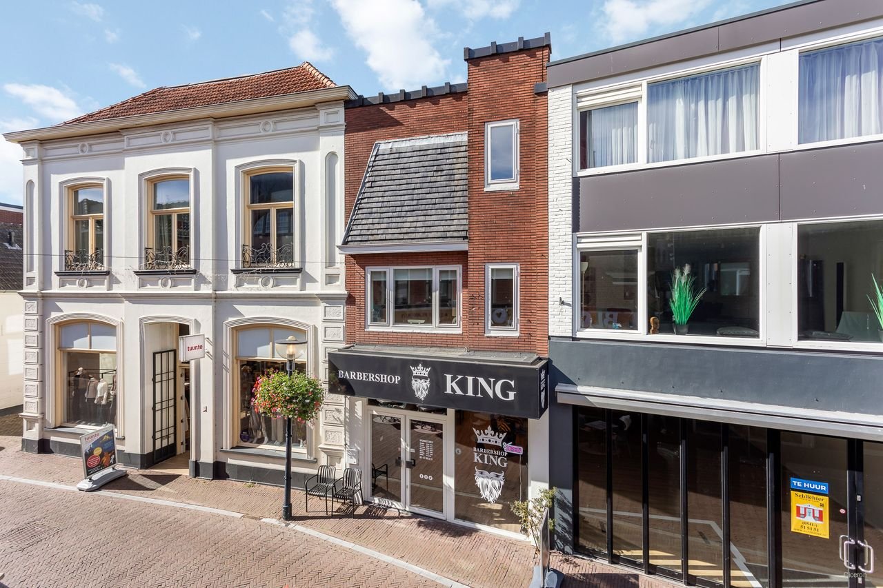 Gerenoveerde bovenwoning met dakterras in centrum - Afbeelding 1