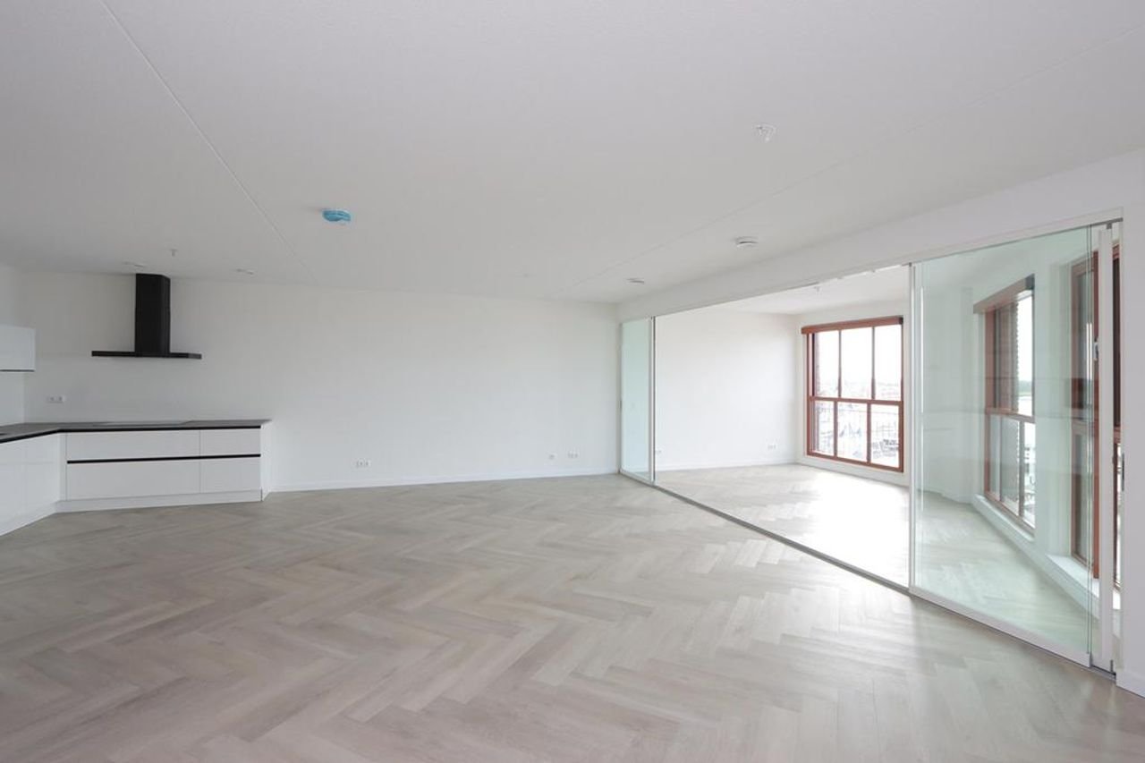 Spacious Apartment with Harbor View - Image 5