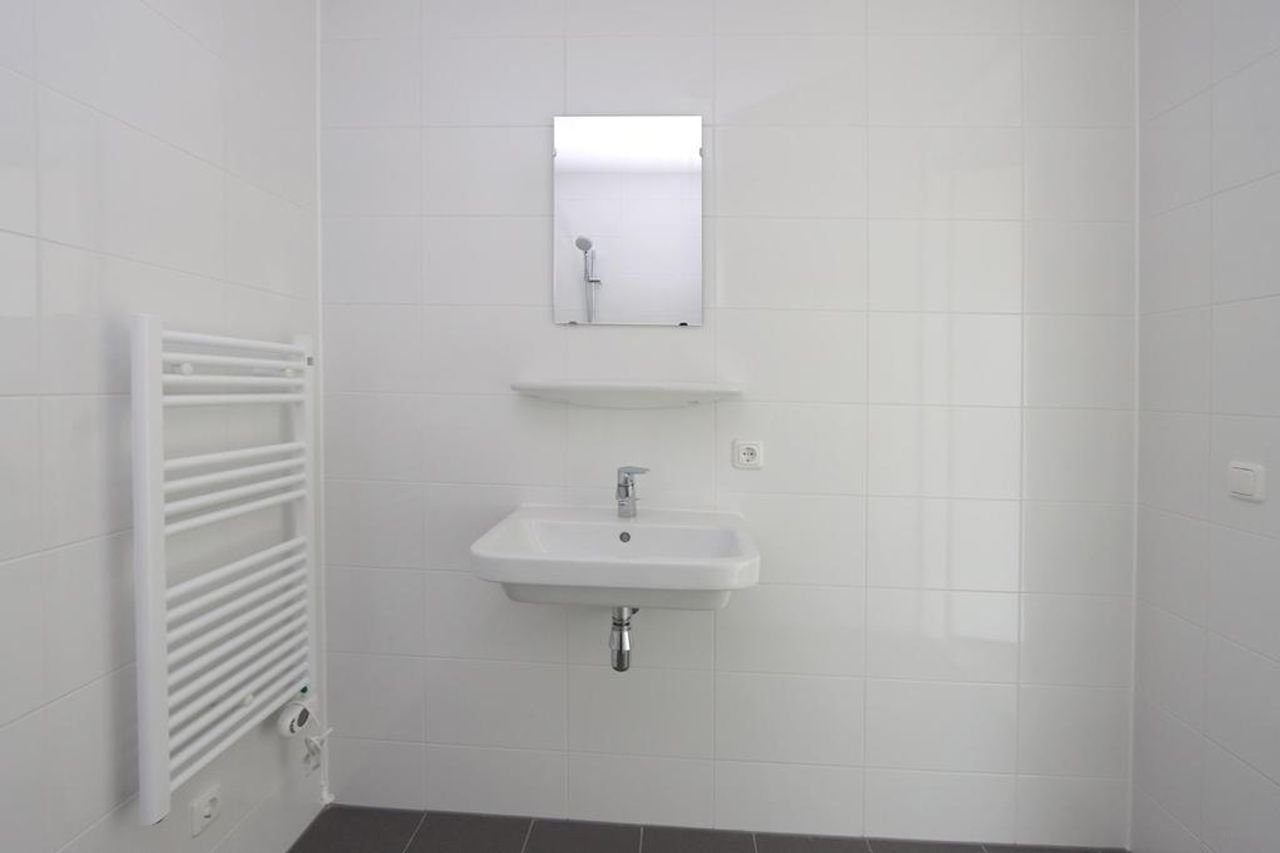 Spacious Apartment with Harbor View - Image 17