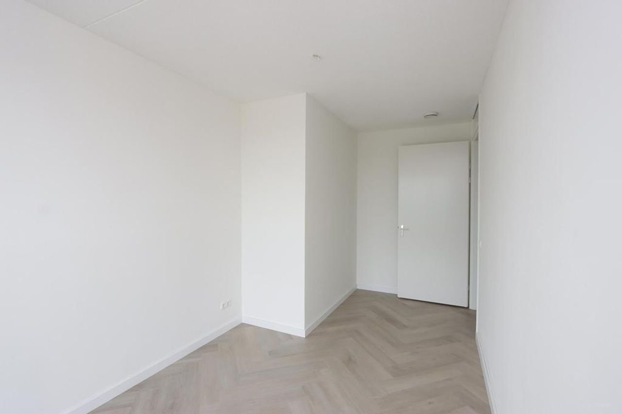 Spacious Apartment with Harbor View - Image 16